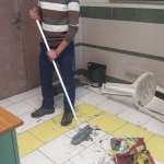 همکاری اعضای هیئت مرکزی انجمن اسلامی، در امور نظافت مدرسه شکرایی